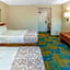 La Quinta Inn & Suites by Wyndham Milwaukee Airport / Oak Creek