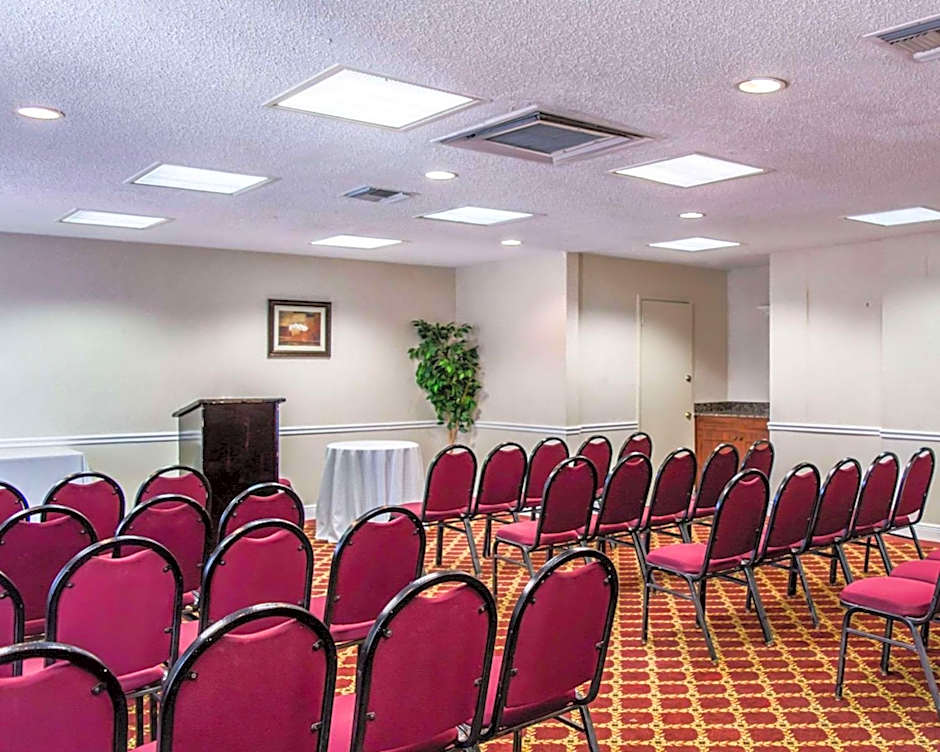 Clarion Inn & Suites Central Clearwater Beach