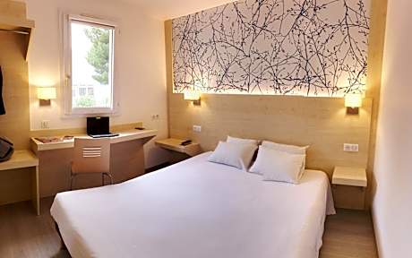 Quadruple Room with One Double Bed and Two Single Beds