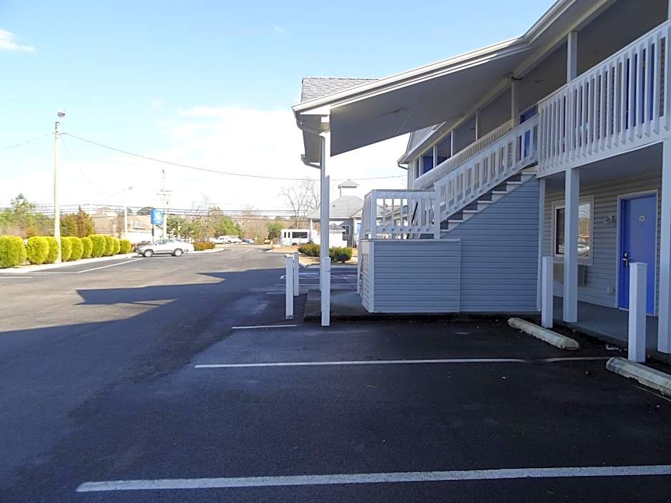 Village Inn & Suites - Smithville