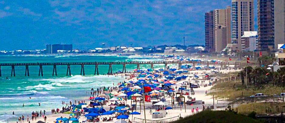 COUPLES GETAWAY, HONEYMOON SWEET, Perfectly Cozy Beach Front Condo with kitchen, pool, free parking,CHECK-IN AT DOOR