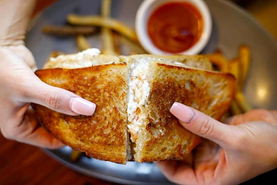 Ambassador Hotel Wichita, Autograph Collection by Marriott