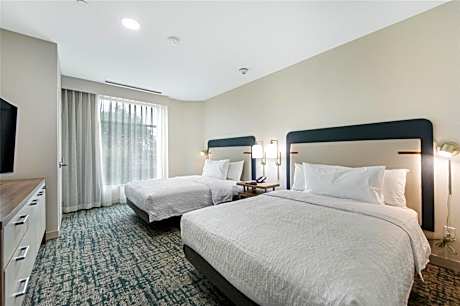 One-Bedroom Suite with Two Queen Beds and Bath Tub - Mobility and Hearing Access - Ground Floor