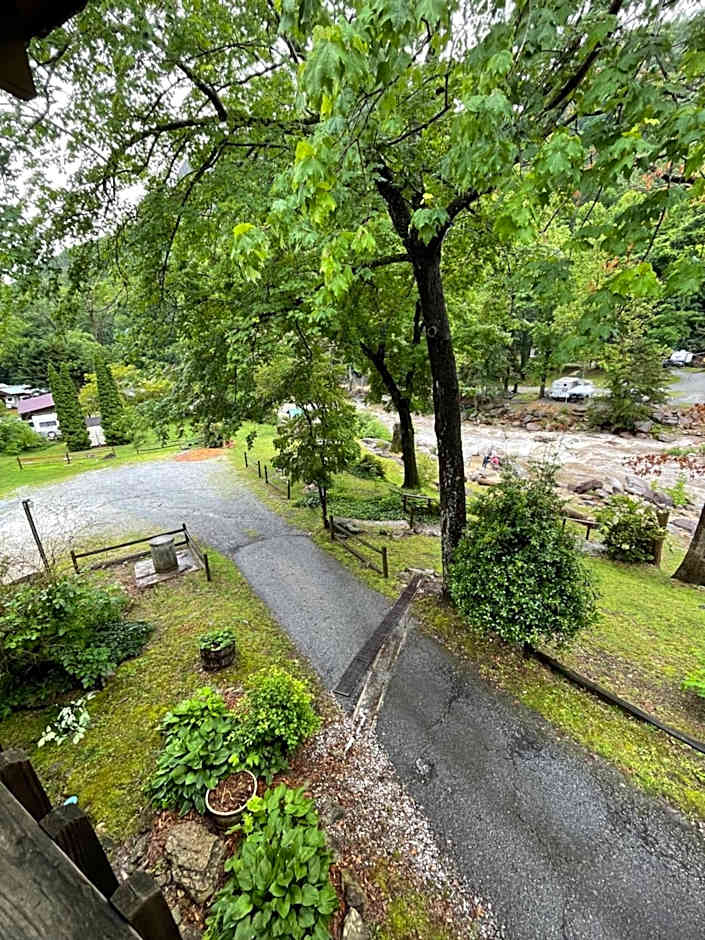 The Evening Shade River Lodge and Cabins