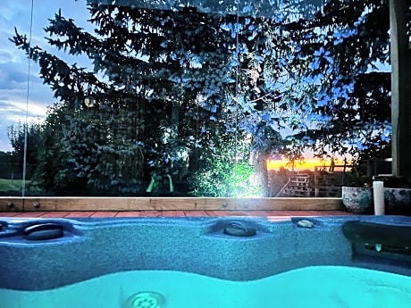 La k abane jacuzzi extérieur chauffée piscine de saison totalement privatisé