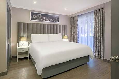 Suite, 1 Bedroom, Garden View (1 King Bed)