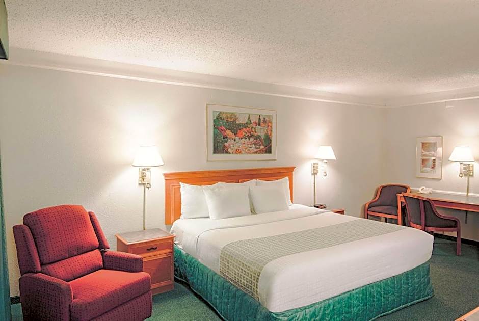 La Quinta Inn & Suites by Wyndham Indianapolis Airport Lynhurst