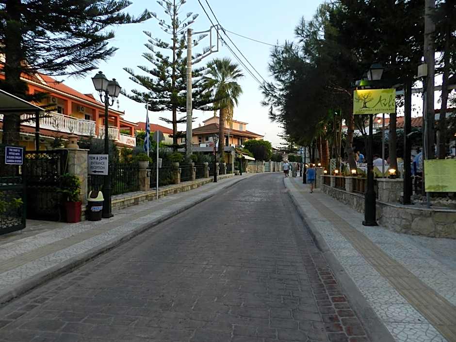 Infinity blue beach apartments - Renovated Apartments 2 Minutes from the Sea & Pool with Scenic Views