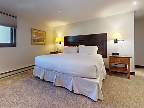 Four-Bedroom Luxury Apartment