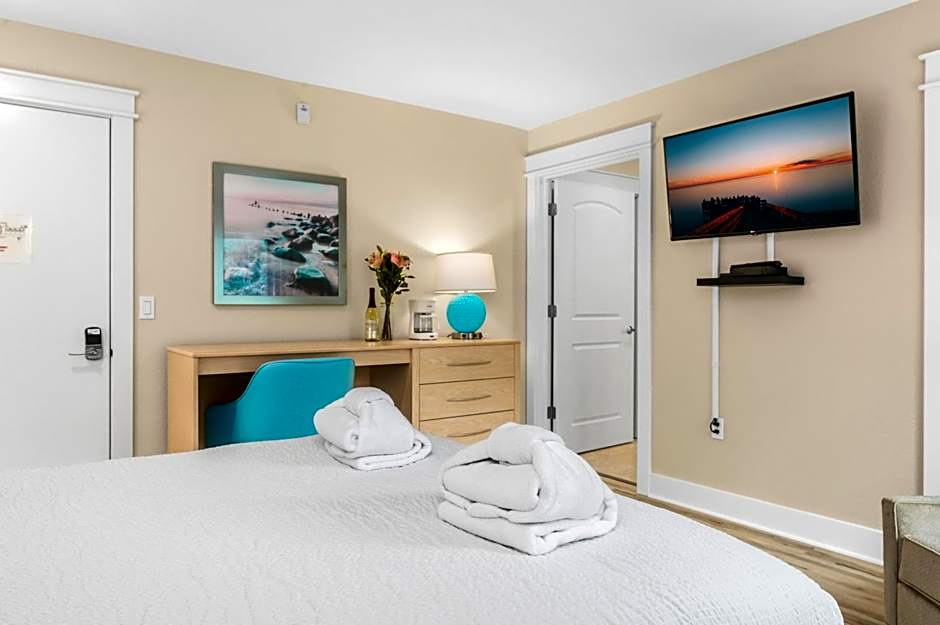 Gold Coast Inn ⁀➷ Breathtaking Sunsets ➠ Standard Lake View Room ➠ 106