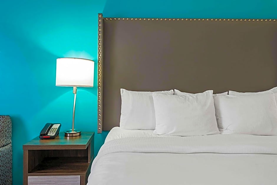 La Quinta Inn &amp; Suites by Wyndham Jamestown, NY-Downtown