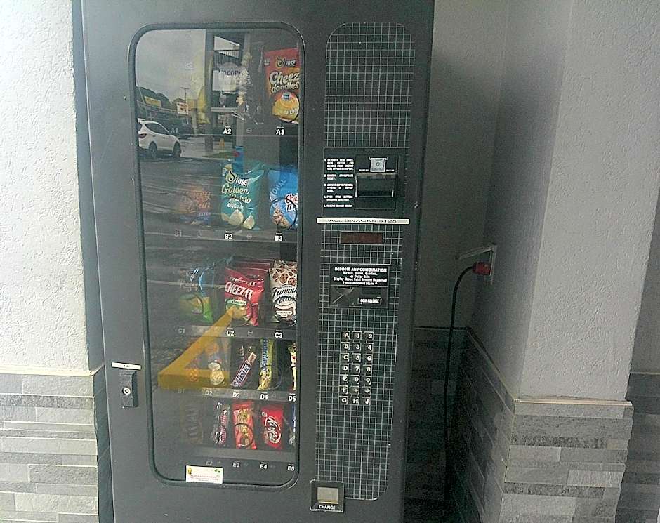 HomeTowne Studios by Red Roof Richmond - Airport Sandston