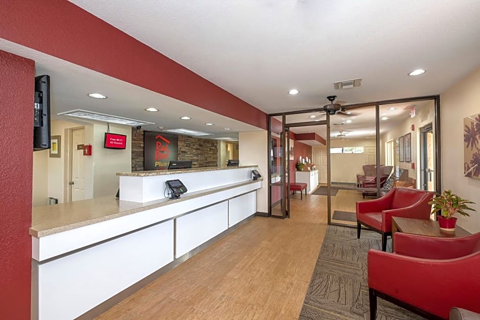 Red Roof Inn PLUS+ & Suites Naples Downtown-5th Ave S