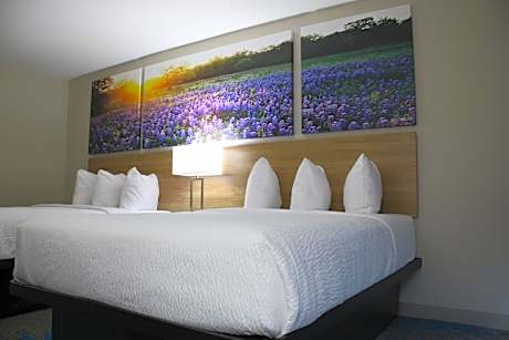Queen Room with Two Queen Beds and Bath Tub - Mobility/Hearing Accessible - Non-Smoking