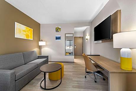 Queen Suite - Accessible/Non-Smoking