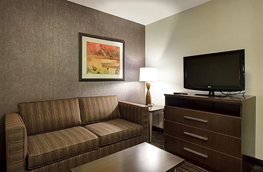 Holiday Inn Express & Suites North Fremont, an IHG Hotel