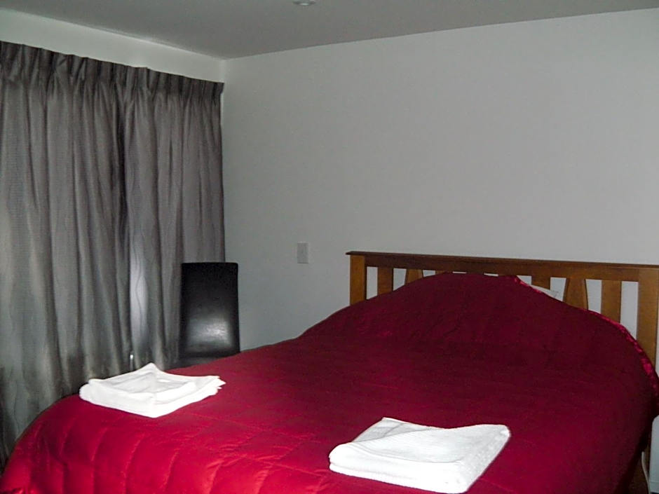 Golfcourse Road Chalets and Lodge