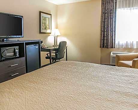 1 King Bed, Nonsmoking, Accessible