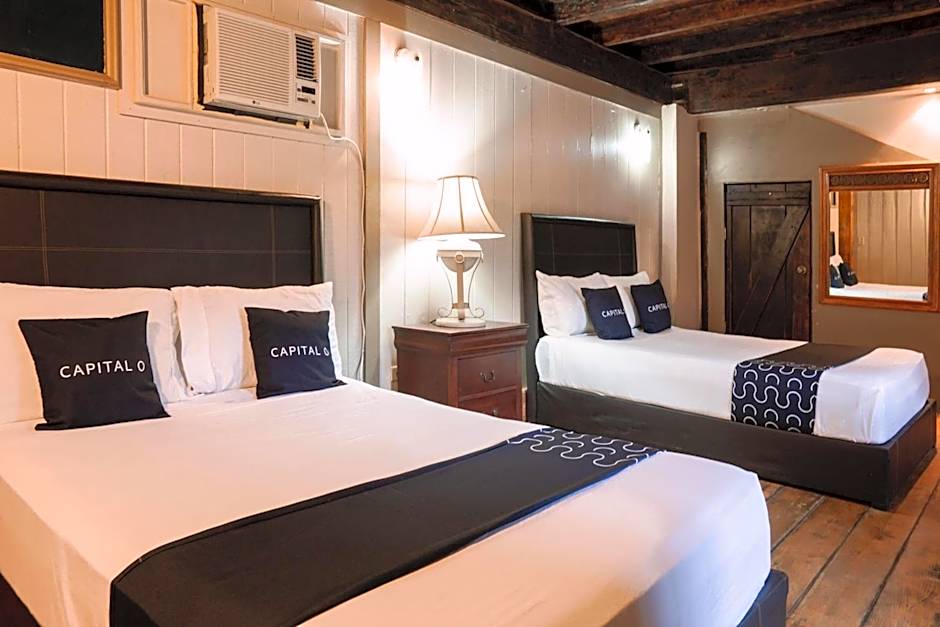 Capital O Hotel Villa Azura