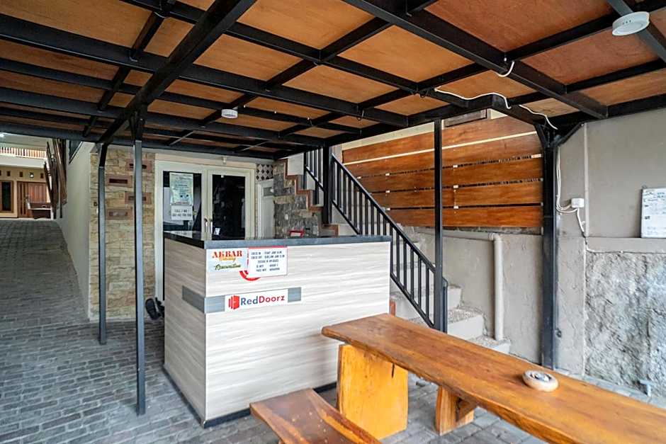 RedDoorz At Villa Akbar 3