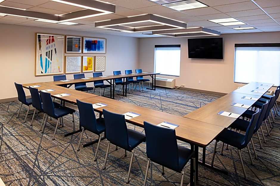 Holiday Inn Express and Suites Wichita Airport By IHG