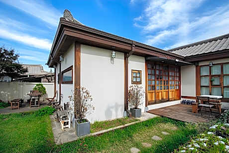 Jeonju Hanok village dokchae deoksugung