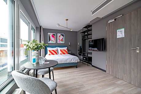 Medium Studio with Kitchenette