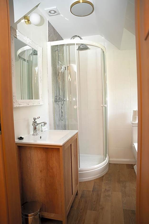 Pałac Ostoja - pokoje gościnne