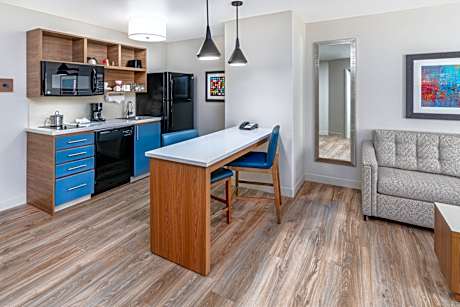 1 Queen One Bedroom Suite Comm Access