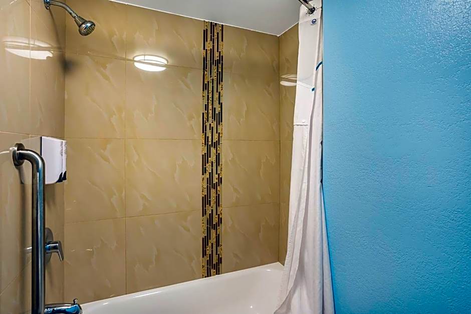 HomeTowne Studios by Red Roof Lancaster