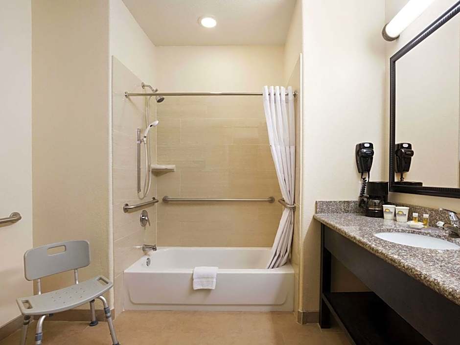 Days Inn & Suites by Wyndham Galveston West/Seawall