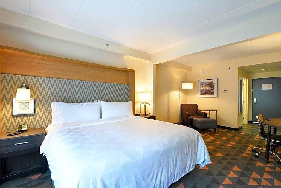 Photo 1 of 2 of Standard 1 King Bed, Hearing Accessible, Bathtub