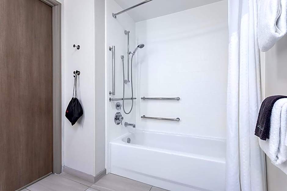 Holiday Inn Express & Suites Lancaster by IHG