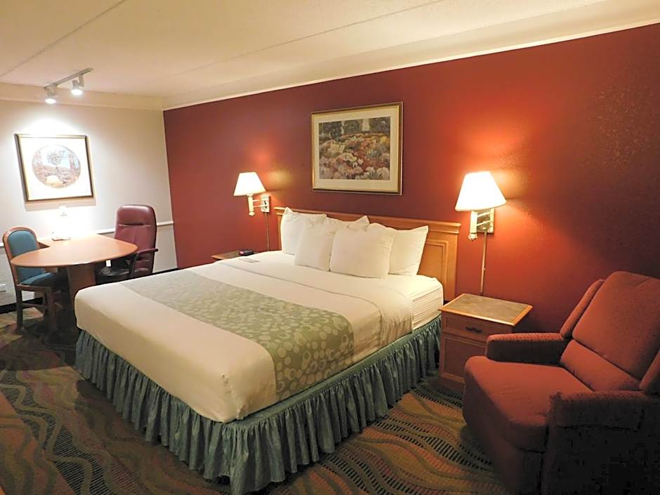 Days Inn & Suites by Wyndham Arlington Heights