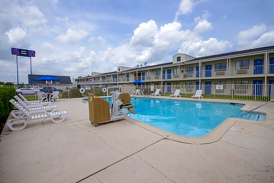 Motel 6 Webster, TX - Houston - Nasa Lake
