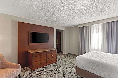 1 Queen Bed Pool View Non-Smoking