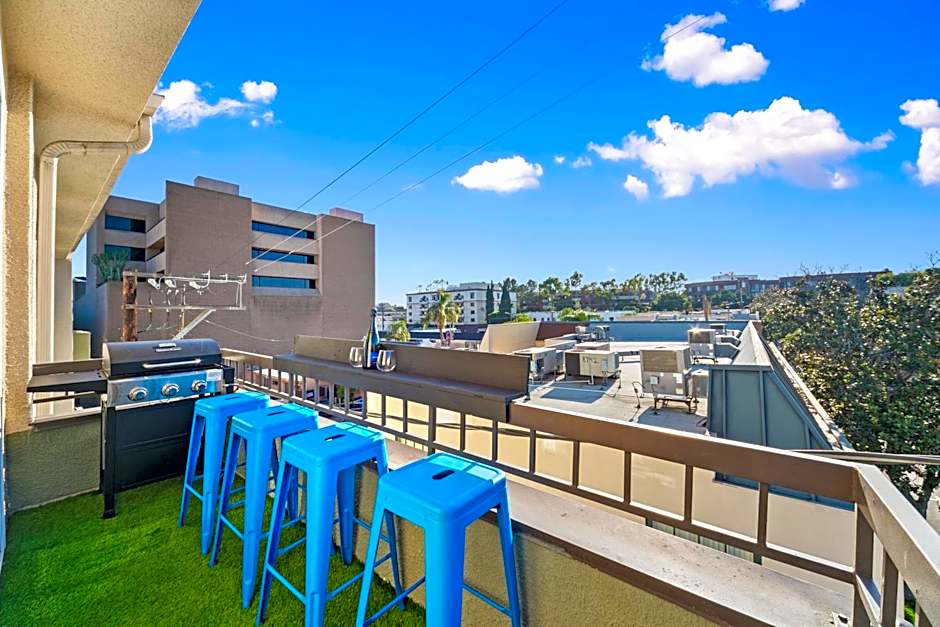 Beverly Hills Penthouse 2 BR Apt with Parking 407
