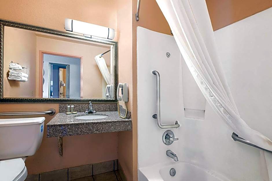 Super 8 by Wyndham San Antonio/I-35 North
