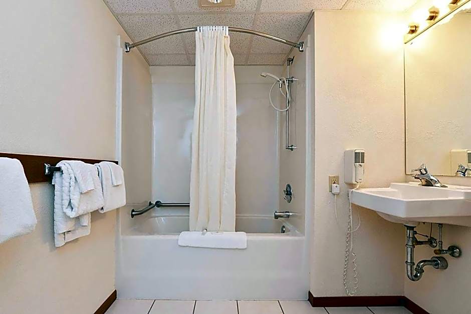 Travelodge by Wyndham Ishpeming/Marquette