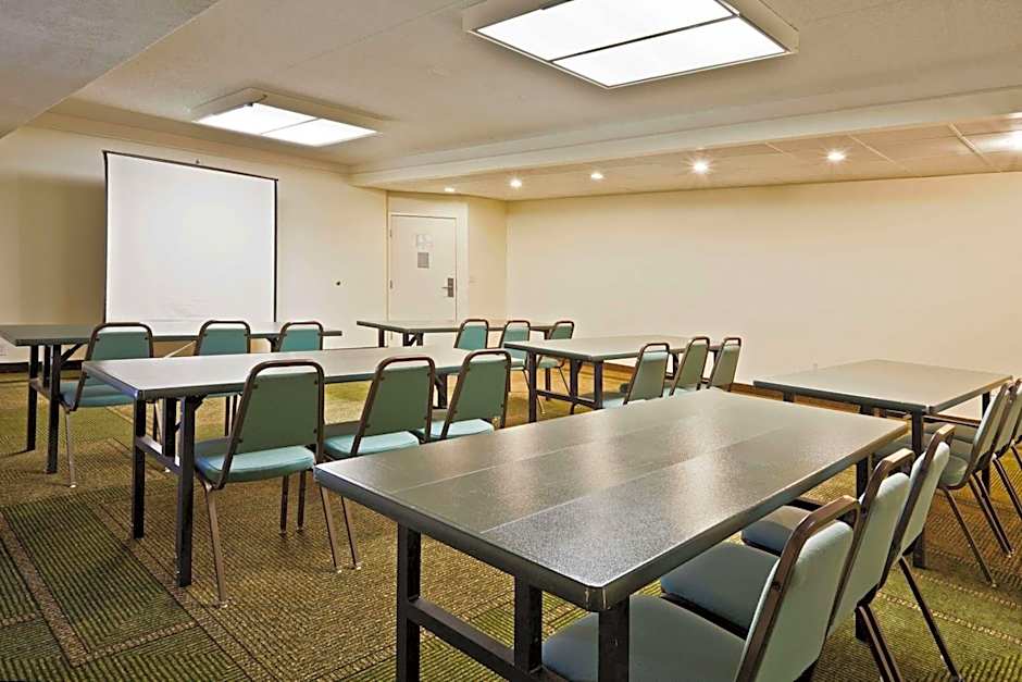 La Quinta Inn & Suites by Wyndham St. Pete-Clearwater Airport