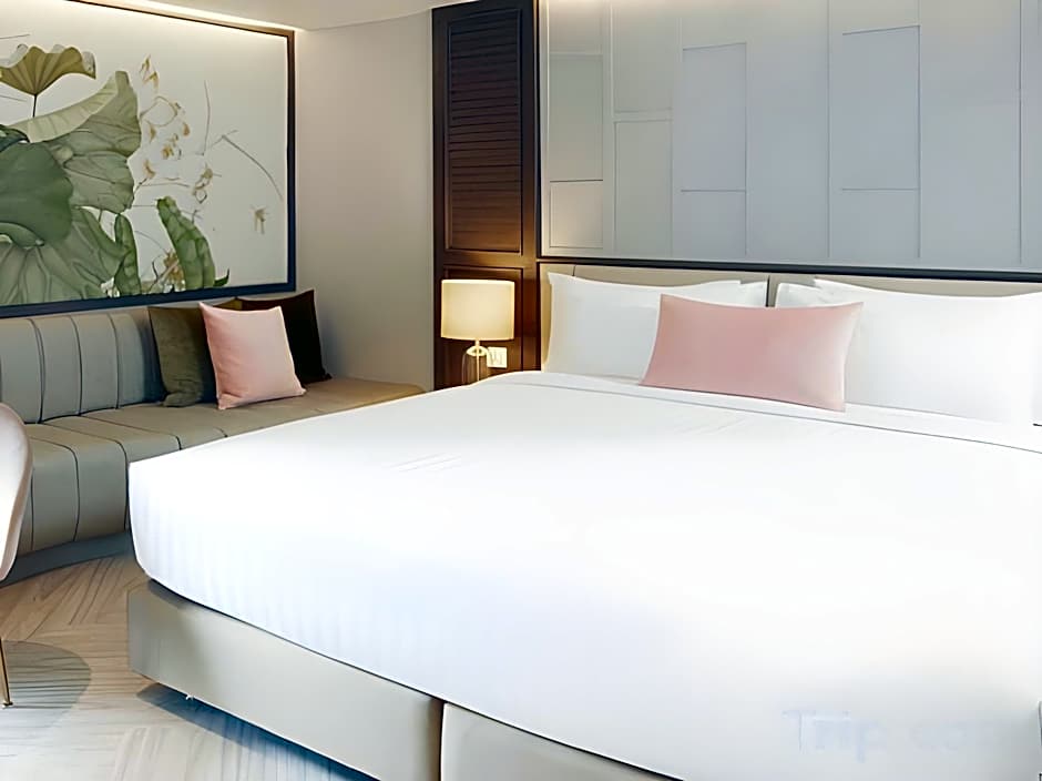 The Quarter Ploenchit by UHG