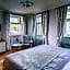 Hotel At the Golden Scissors