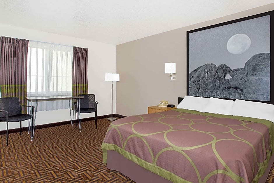 Super 8 by Wyndham Bloomfield