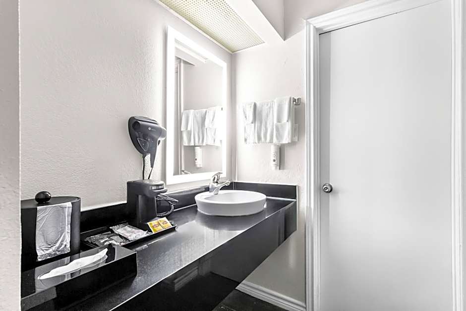 Quality Inn & Suites Port Lavaca near Lighthouse Beach