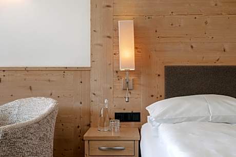 Large Double Room with Balcony and Mountain View