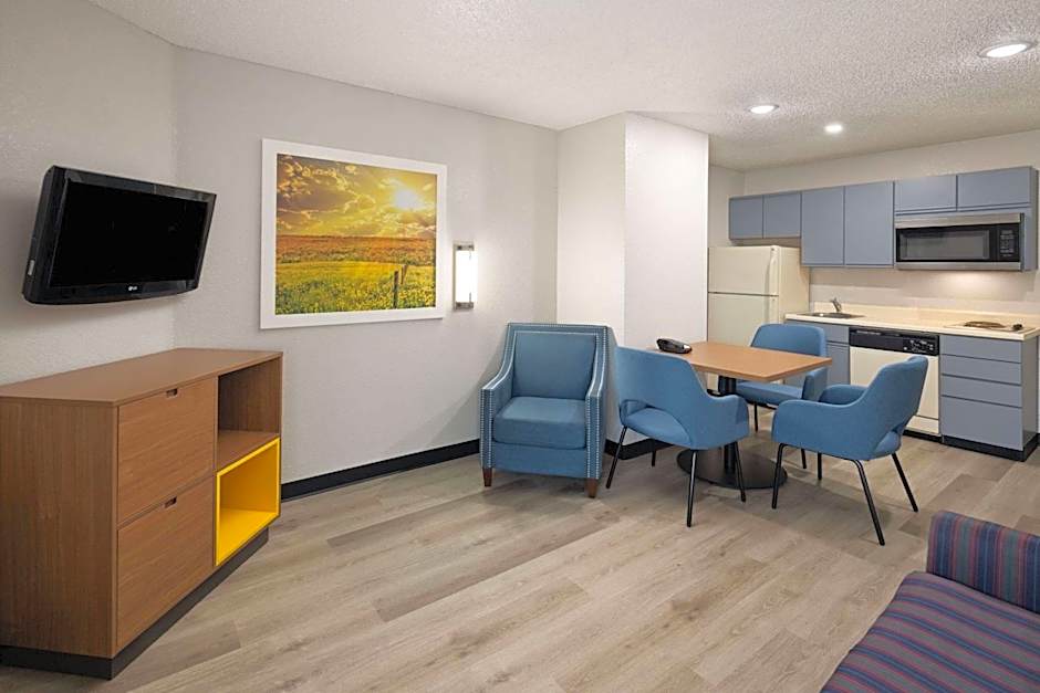 Days Inn & Suites by Wyndham Green Bay WI.