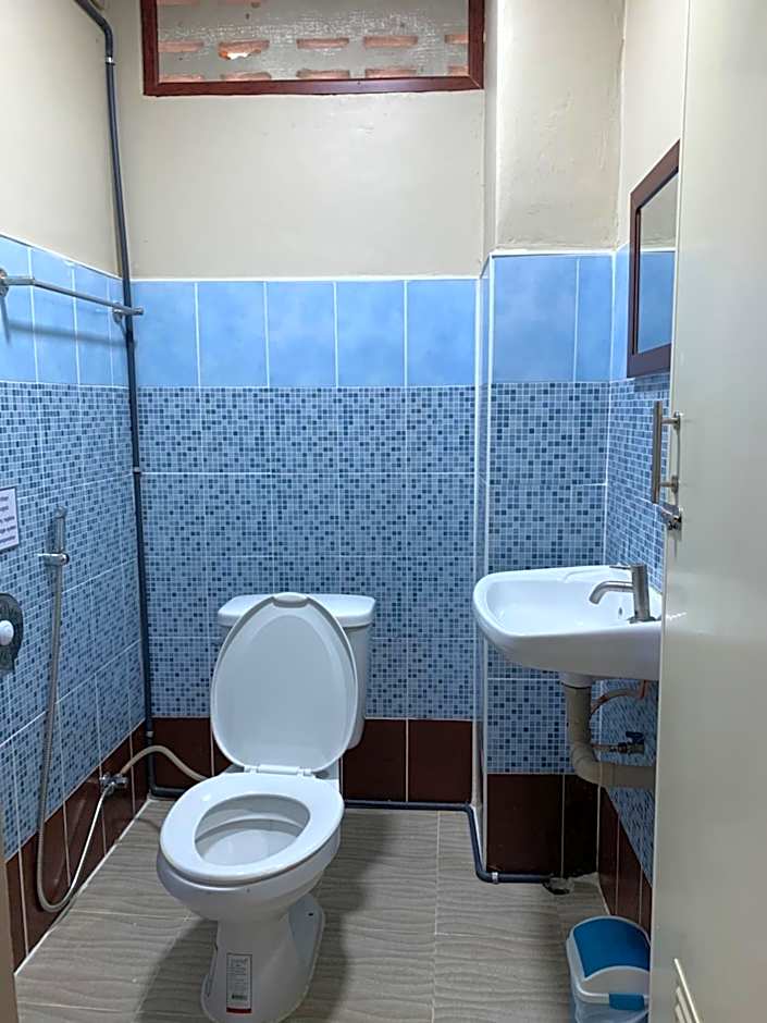 Achcha hotel - itsaraphap MRT station - Wat Arun