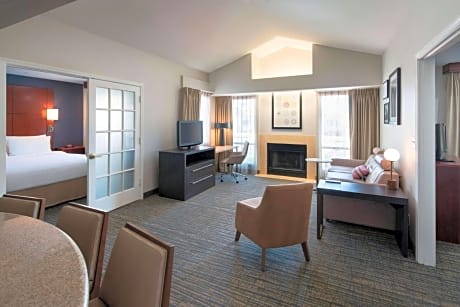 Two Bedroom Suite King with Bathtub - Mobility / Hearing Accessible