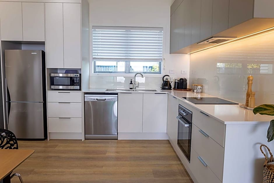 Jandals & Joy Lakefront Retreat