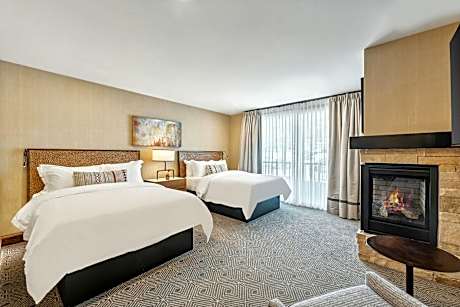 SNOW PARK QUEEN ROOM, GUEST ROOM, 2 QUEEN, BALCONY, FIREPLACE